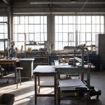 От Гаража до Производства: Почему Качественные Верстаки и Промышленная Мебель – Это Не Выбор, А Необходимость