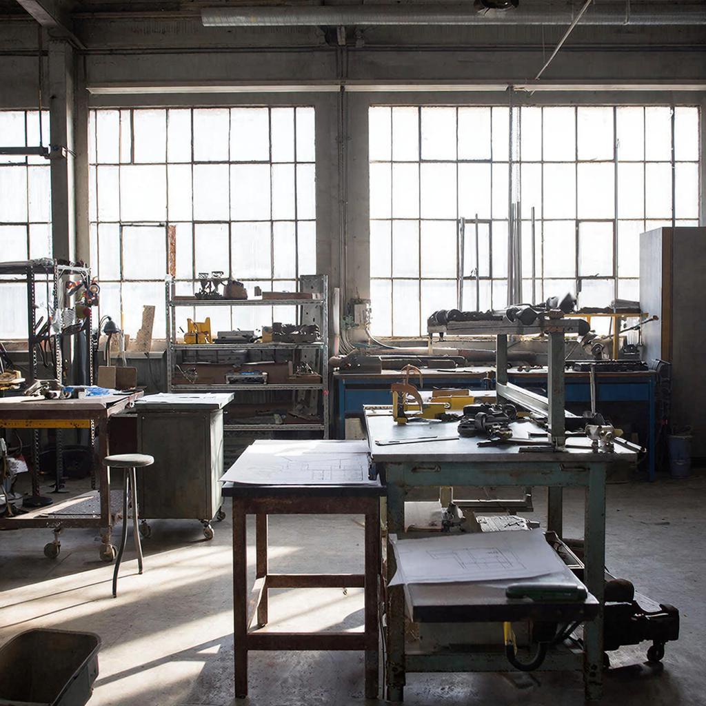 От Гаража до Производства: Почему Качественные Верстаки и Промышленная Мебель – Это Не Выбор, А Необходимость